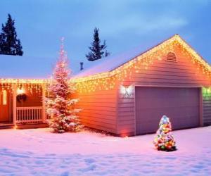 yapboz Evin bahçesinde Noel süslemeleri ve iki Noel ağaçları ile süslenmiş